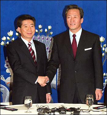 2002년 11월 15일, 노정 단일화 협상 회담 당시의 노무현 후보와 정몽준 대표